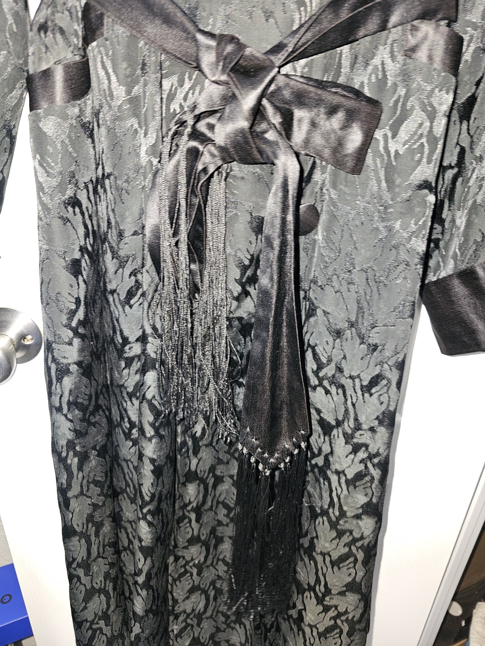 St MORITZ VINTAGE Black Floral-Texture Long Sleeve Robe with Satin Trim - Picture 5 of 5